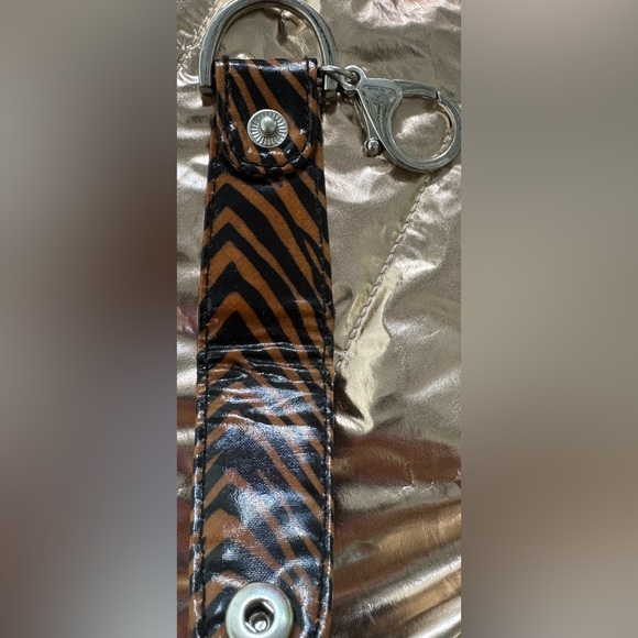 Vera Bradley Loop Keychain Leopard - Picture 7 of 8